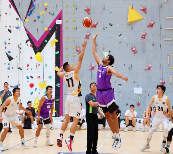 梅西杯开战，梅西和苏亚雷斯现场观战巴萨U16和河床U16的比赛